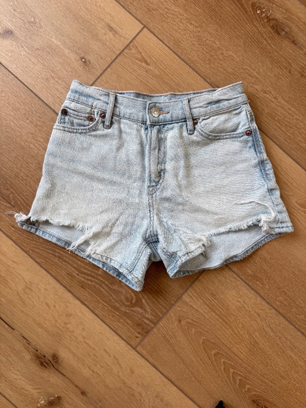 American Eagle Womens Relaxed Strigid Light Wash Denim Shorts
